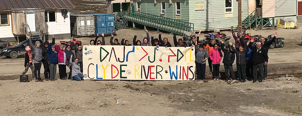 加拿大最高法院頒令拒絕地震勘探爆破計劃後，當地Clyde River原住民一同慶祝環境成果。 © Shari Fox Gearheard