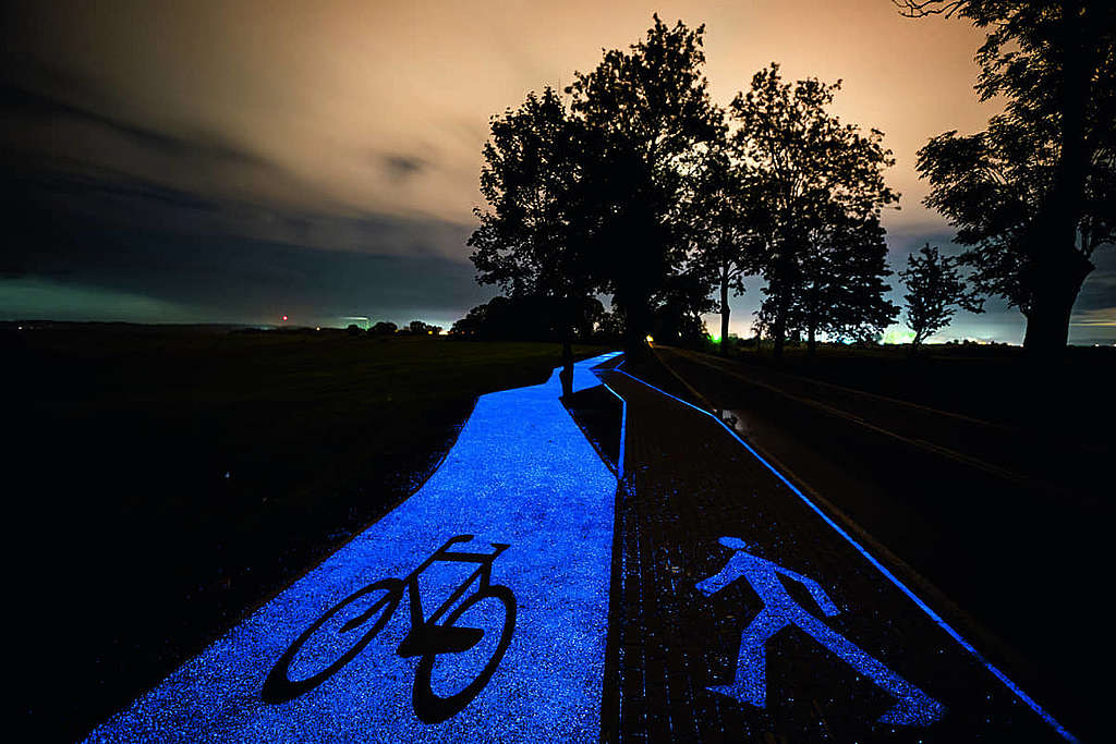 單車徑和行人路在漆黑之中發出藍光，令道路變得更安全。 © Strabag