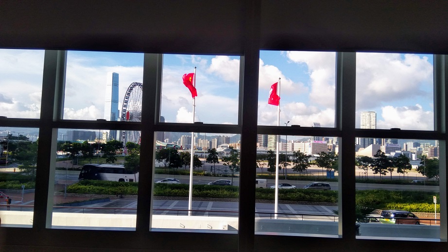 走入低座展覽廳,參觀展覽之餘,也會從建築賦予的特別視窗欣賞外面的風景。這個位置從前外望皇后碼頭、天星碼頭,依傍海港。今天的海景隨海岸線移遠了。© helen yip