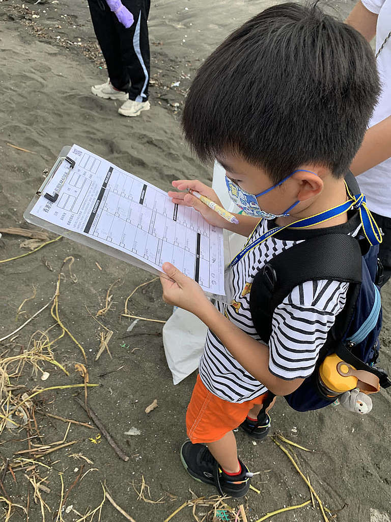 「我的山海日誌」是一個開放予公眾參與的公民科學計劃,藉此長期監測野外垃圾。 © 我的山海日誌