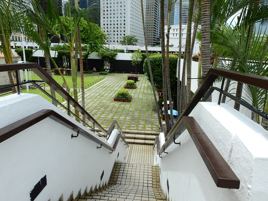 花園外圍走廊平台梯級素淨利落，遇上青草綠樹的自然幾何。© helen yip