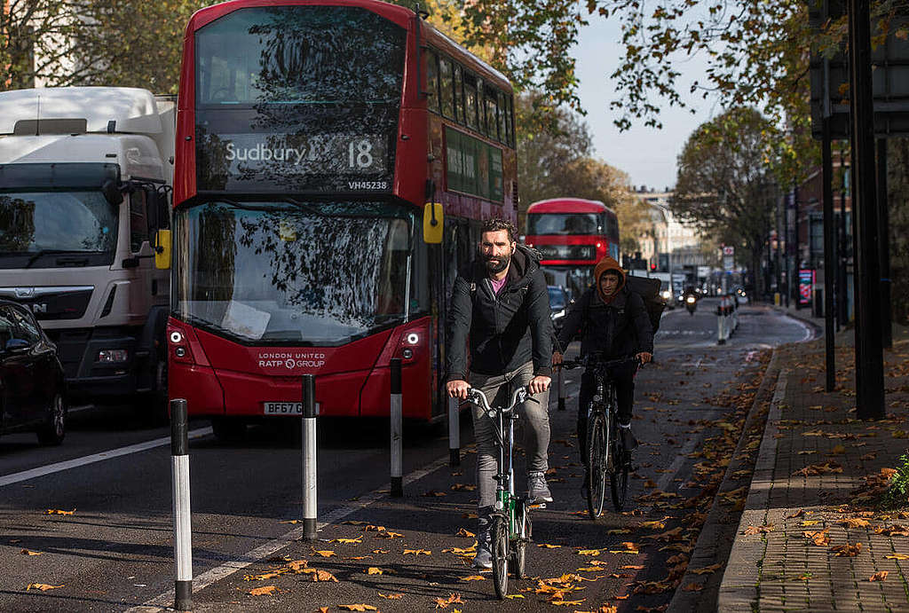 英國倫敦部份路段設有「單車專用線」,仍有約3成市民以私家車為主要代步工具;研究指出「四天工作周」有助減少汽車相關碳排放。 © Elizabeth Dalziel / Greenpeace