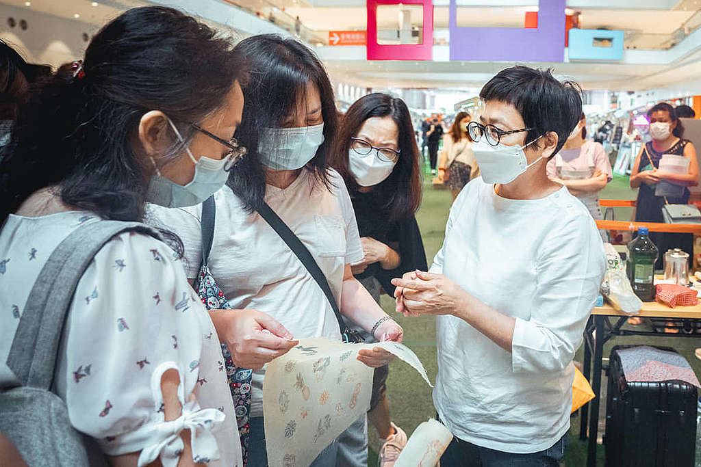 環保保鮮布工作坊導師包太（右）向現場市民解說蜂蠟布取代即棄保鮮紙的環保概念。 © Chilam Wong / Greenpeace