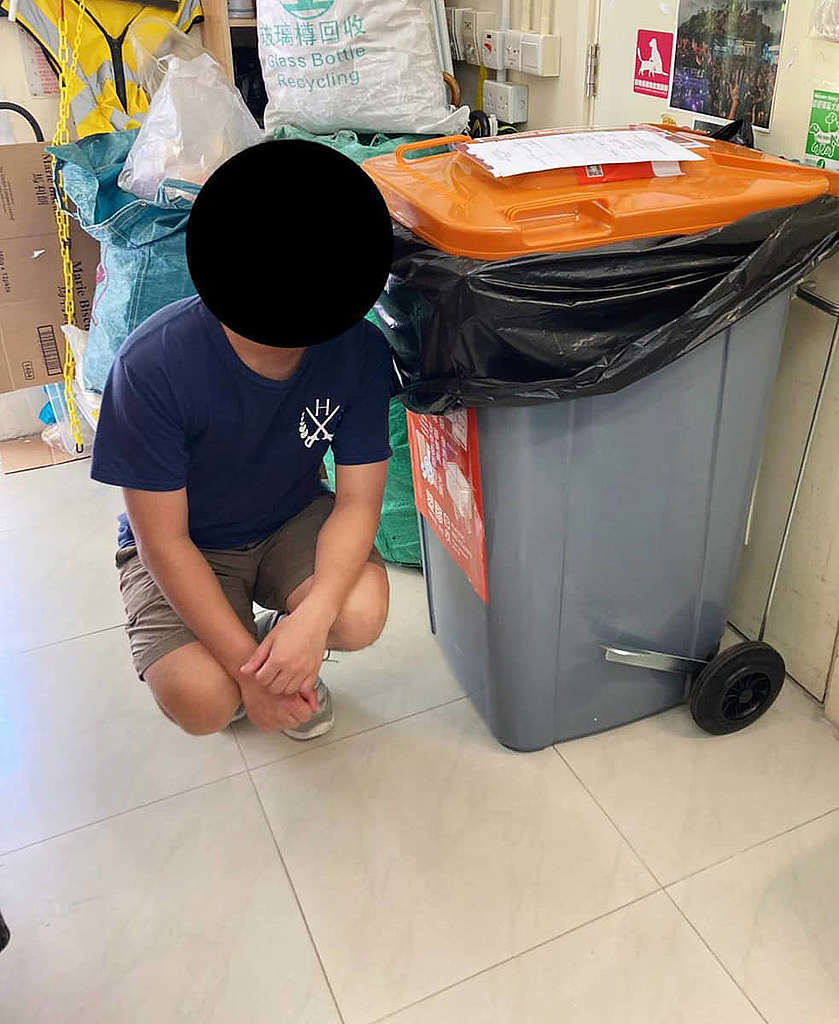 塑膠回收桶與廢紙、紙包飲品盒的回收袋很佔這個小小的辦事處空間，要解決回收物長期堆積辦事處的難題亦是一大挑戰！ © Sabrina Leung / Greenpeace