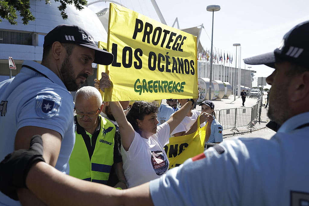 綠色和平嘗試在會場外展示大型卡板，呈現單是歐盟成員國轄下漁船，每年誤捕、獵殺數以百萬計鯊魚的真實畫面，遭大批警察包圍。© Jordi Ruiz Cirera / Greenpeace