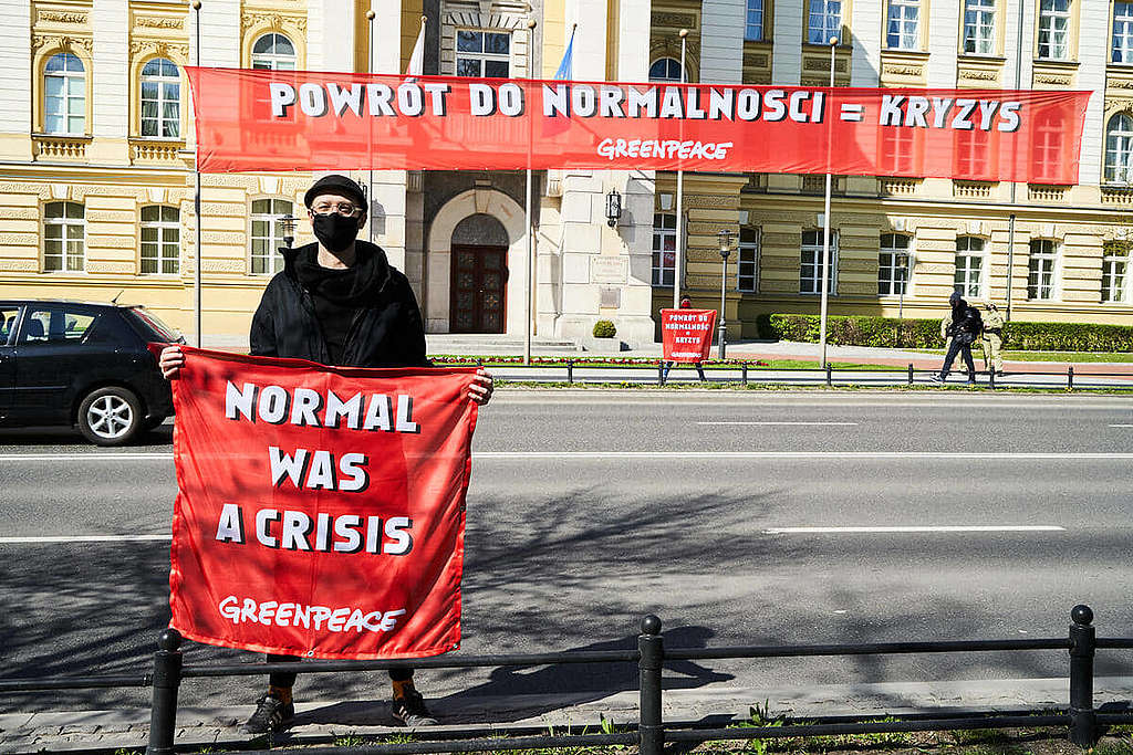 「如常本身就是危機」──2020年4月，綠色和平波蘭辦公室行動者於首都華沙展示標語，促請當局以大眾福祉為先，疫後推行「綠色復甦」政策。 © Greenpeace
