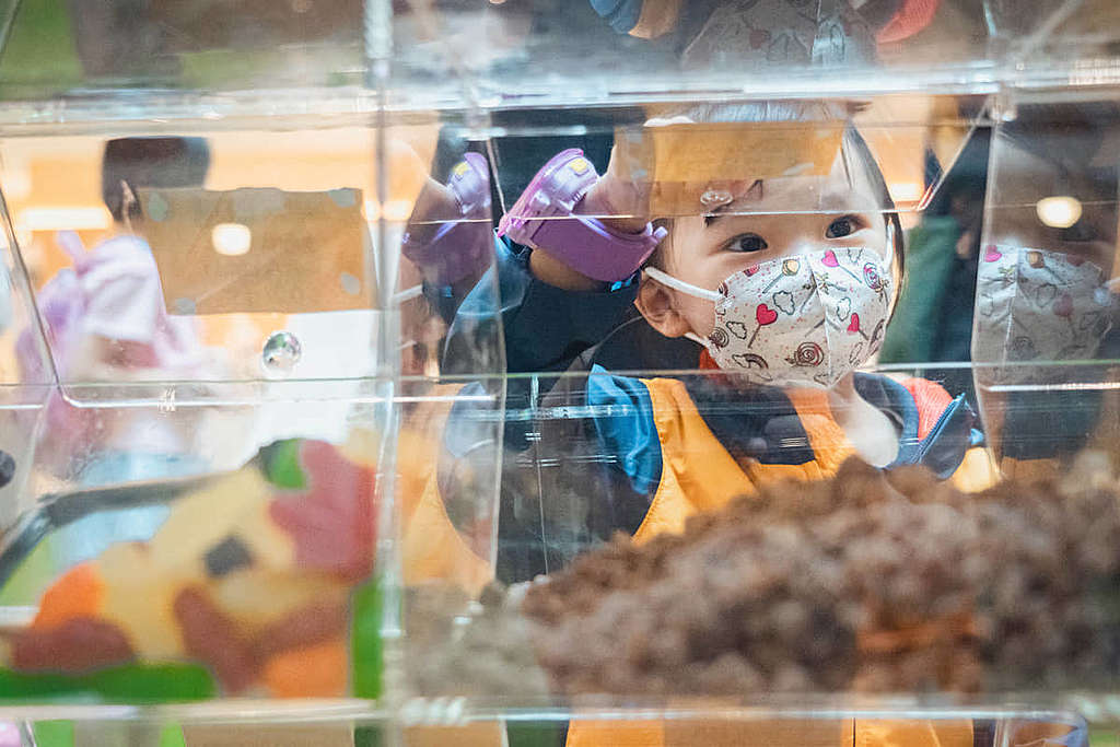 裸買店的零食架深受小朋友歡迎，紛紛主動出手「夾糖」。 © Chilam Wong / Greenpeace