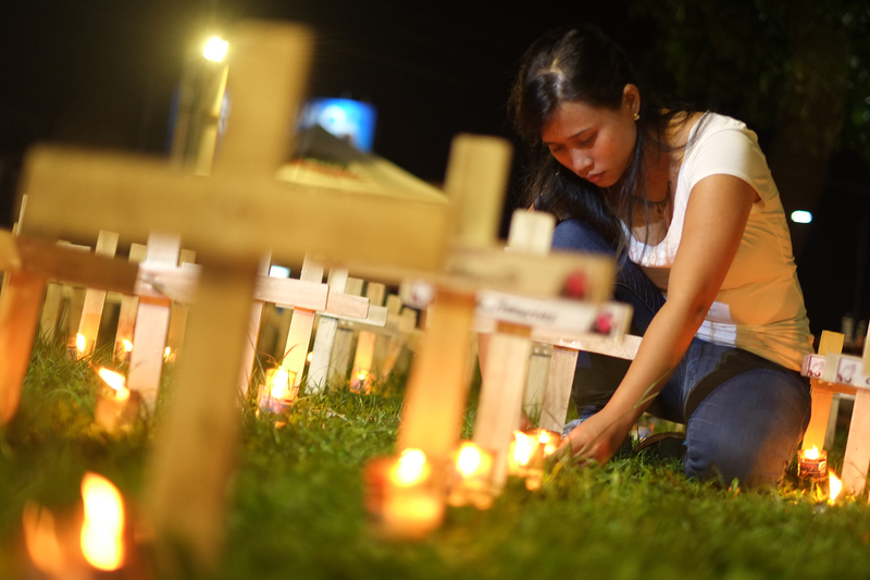 超強颱風海燕2013年在菲律賓造成6,300人死亡、數百萬人受災。風災中倖存的Joanna Sustento,於2016年參與燭光活動,紀念災難中罹難的人民,並要求碳排大戶企業為助長氣候變化負起責任,爭取氣候公義。© Roy Lagarde / Greenpeace