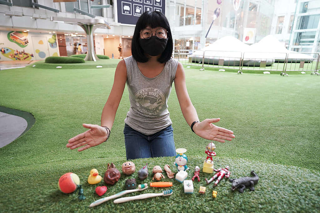 項目負責人Yeungs向記者展示今次展覽的展品,當中包括不少塑膠玩具。 © ABCAT / Greenpeace