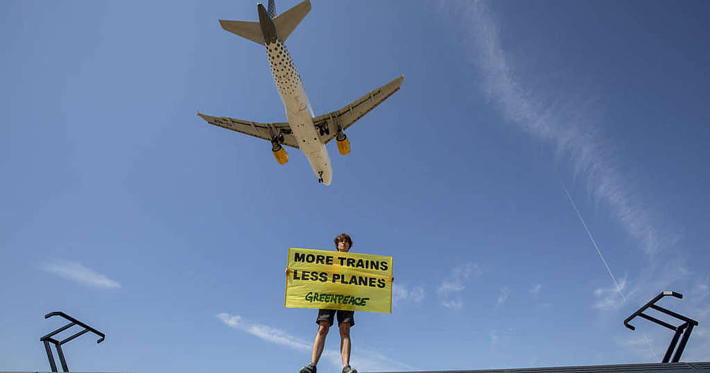綠色和平歐洲多個辦公室共同發起「Mobility For All」項目，提倡以區內相對成熟、污染程度僅為飛機二十分之一的鐵路網絡，逐步取代短途航班，達致削減非必要航班的減排目標。 © Greenpeace / Pablo Blázquez