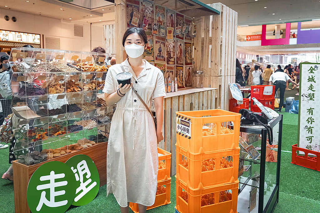 黃小姐並非首次光顧祼買店，表示只要事前鎖定所需物品，自攜容器並沒太大難度。 © Chilam Wong / Greenpeace