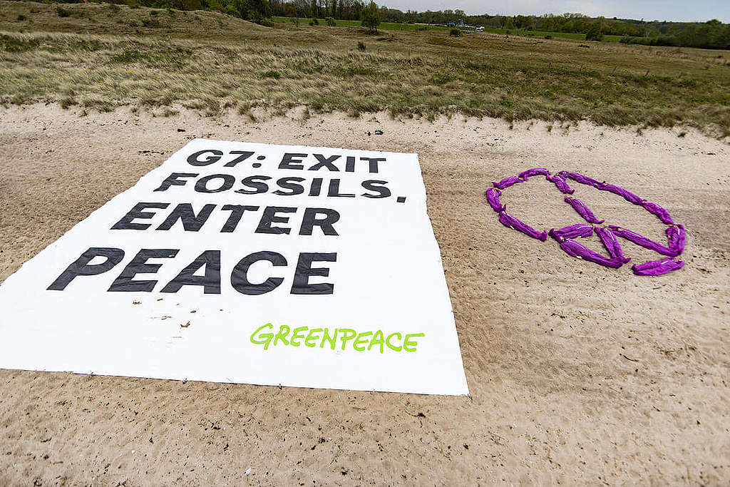 17名綠色和平行動者在G7外交部長會議場外，排成直徑約8米的和平符號，要求世界領導人立即淘汰化石燃料，轉用可再生能源。 © Julius Schrank / Greenpeace