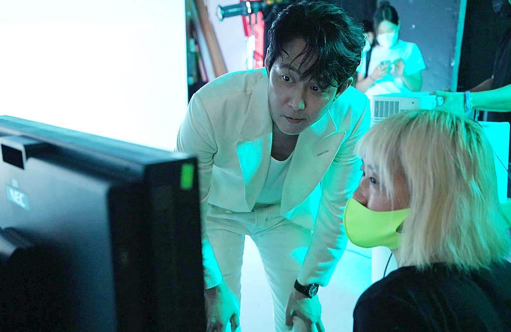 《魷魚遊戲》男主角李政宰與Sun-Hee翻看剛拍攝的照片。 © Cho Sun-Hee