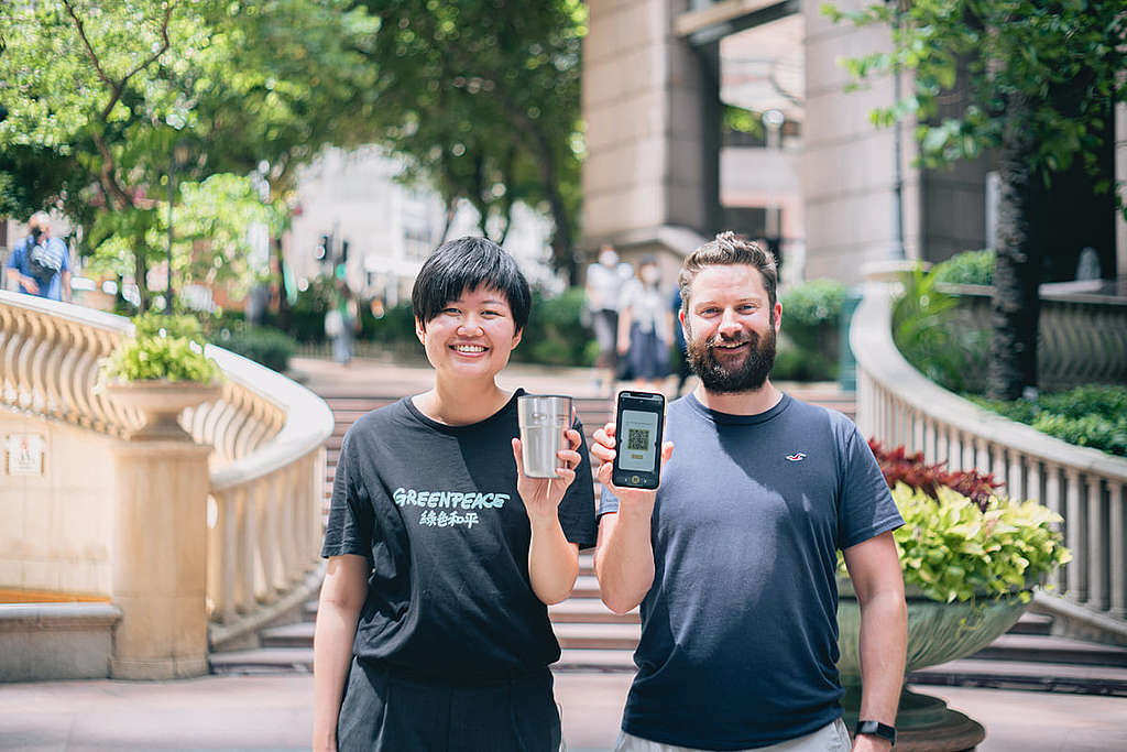 綠色和平項目主任譚穎琳（左）與初創企業創辦人 Tim Parker，反覆改良手機應用程式 #ch00ze，方便用戶輕鬆借還重用杯。 © Chilam Wong / Greenpeace