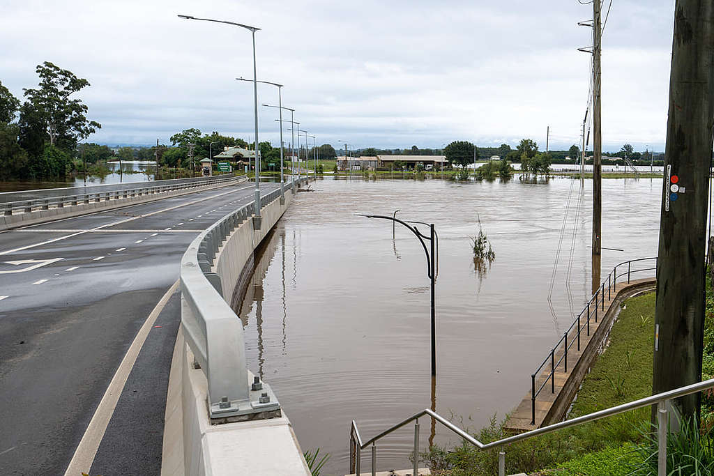 澳洲新南威爾斯省今年發生多次水浸，其中悉尼約 5 萬名居民被迫撤離；洪災也導致部分農田淹浸，影響當地農產品供應。 © Shutterstock / ModernNomads