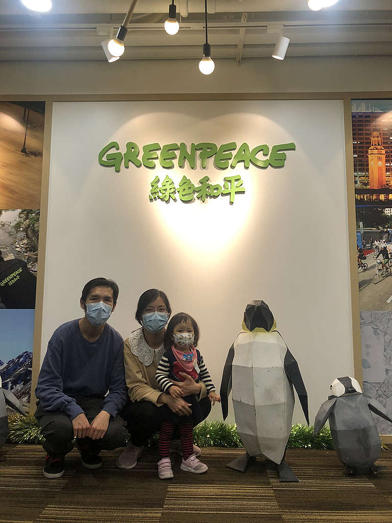 陳小姐希望歲半的女兒多接觸綠色資訊,一家三口 2021 年底參加「感謝日」綠色和平會員活動。 © Greenpeace