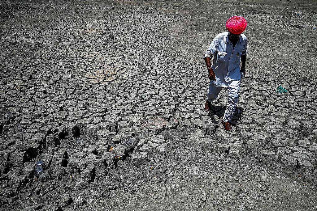 印度自 3 月以來遭逢連日高溫及低降雨量，使土地乾涸、農作物失收，能源及食水供應也陷入短缺。© PRAKASH SINGH/AFP via Getty Images
