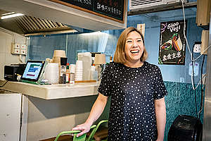 Gigi/素食主意店主:「以開店7年幾嚟講,我都幾驕傲自己能夠堅持得到,每一個叫外賣嘅客人,我都會問一句需唔需要餐具。」 © Greenpeace / Chilam Wong