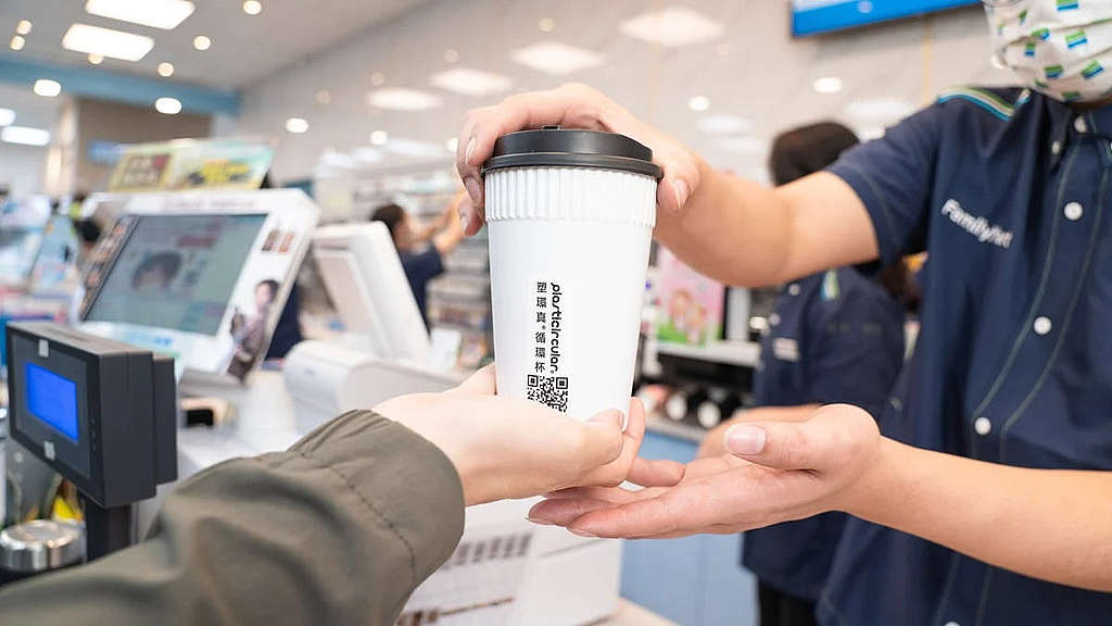2022 年，全家便利商店於台灣 400 間門市大規模引入循環杯系統，推算每年可望節省 100 萬個即棄膠杯。© Greenpeace / 林劭陽