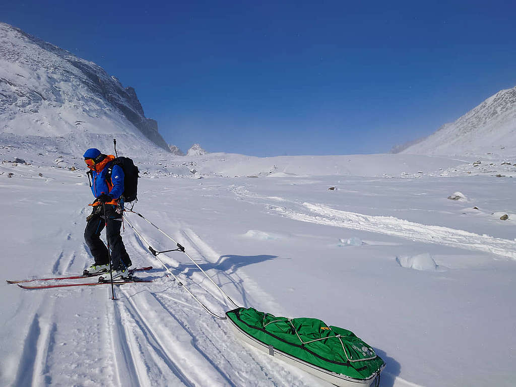 因直升機無法到達，我需要背負大概 100 公斤的裝備，滑雪登上 1,200 米的冰川頂。 © Wilson Cheung