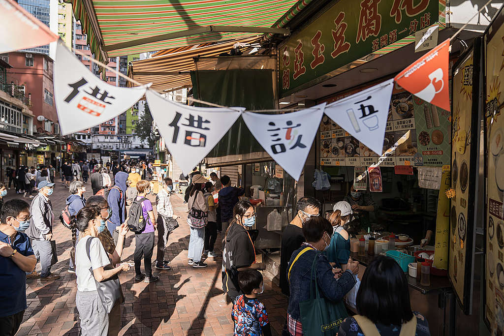 香港／連結社區：有賴荃灣路德圍 4 間小店店主熱心參與，加上義工鼎力相助、街坊反應踴躍，去年底兩次「唔該借借」可重用餐具社區實驗，合共節省超過 1,470 件即棄塑膠餐具，彰顯社區走塑力量。 © Greenpeace / Waiho Ng