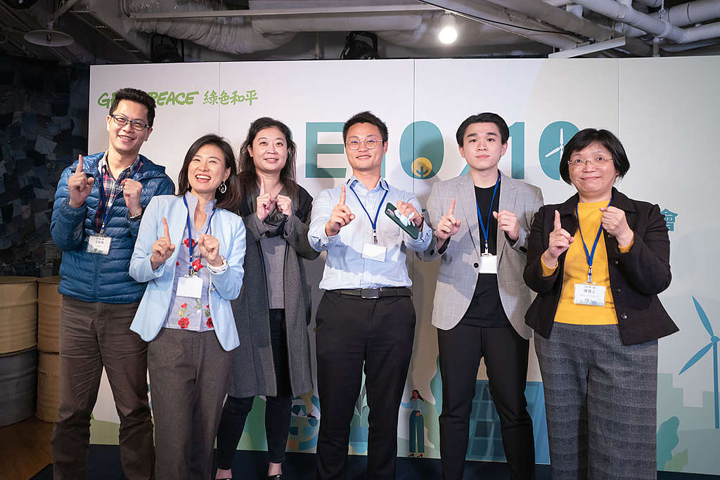 台北/跨界交流:「 RE10x10 企業綠電倡議」推動一年,已經有 56 間企業響應 2025 年 10% 可再生能源的中期目標,以邁向長遠 100% 綠電。去年底,多位政府及企業代表聚首年度成果發表會,交流轉型挑戰與改進建議。 © Greenpeace
