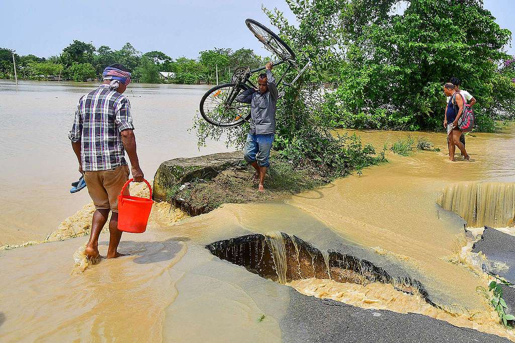 印度東北地區和孟加拉 2022 年 3 月起遭遇暴雨侵襲，6 月雨季開始後，水患更持續惡化。 © BIJU BORO / AFP via Getty Images