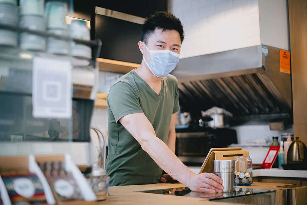 即使環保路上有過氣餒遭遇，阿剛堅持為咖啡店顧客提供重用杯選擇。 © Chilam Wong / Greenpeace