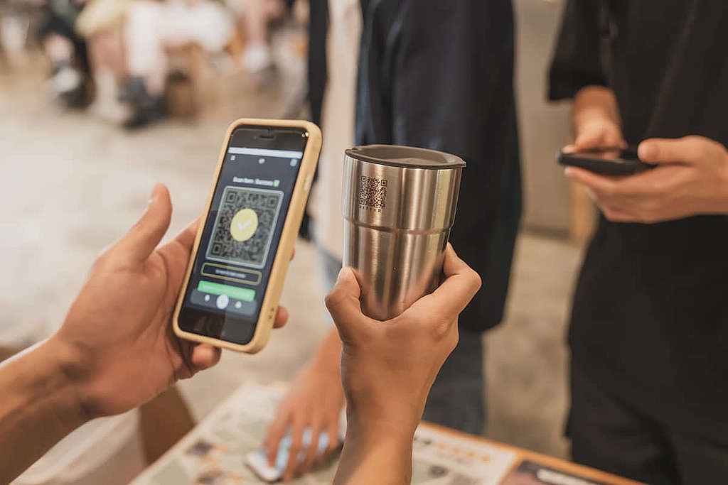 綠色和平推行重用杯借還計劃，顧客只要展示手機應用程式中的QR Code，就可從參與咖啡店以重用杯購買外賣飲品，7 日內輕鬆歸還。© Greenpeace / Waiho Ng