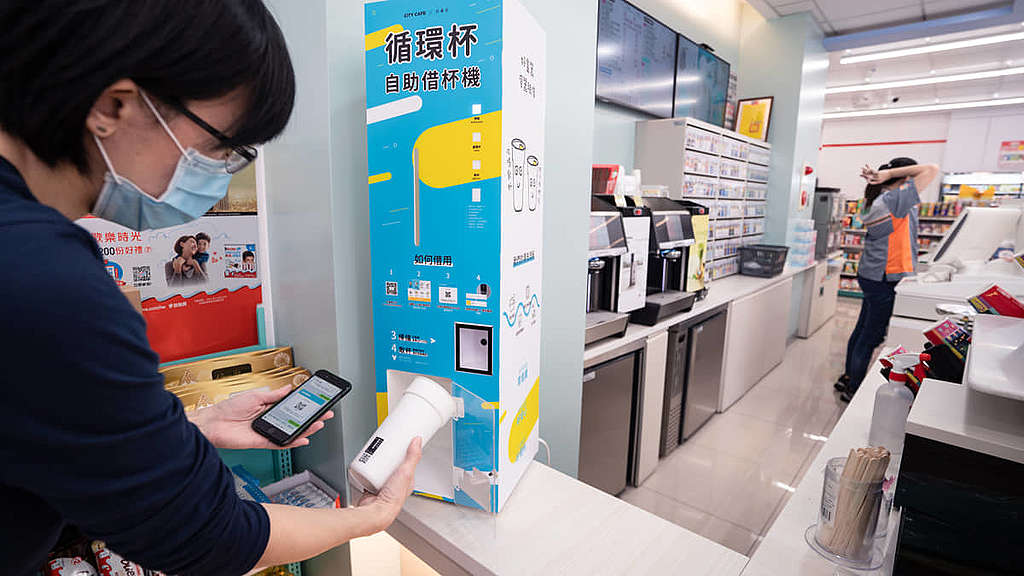 2021 年 4 月,統一超商於個別門市率先試行借還杯系統,並承諾逐年減少 10% 即棄塑膠用量。 © Greenpeace