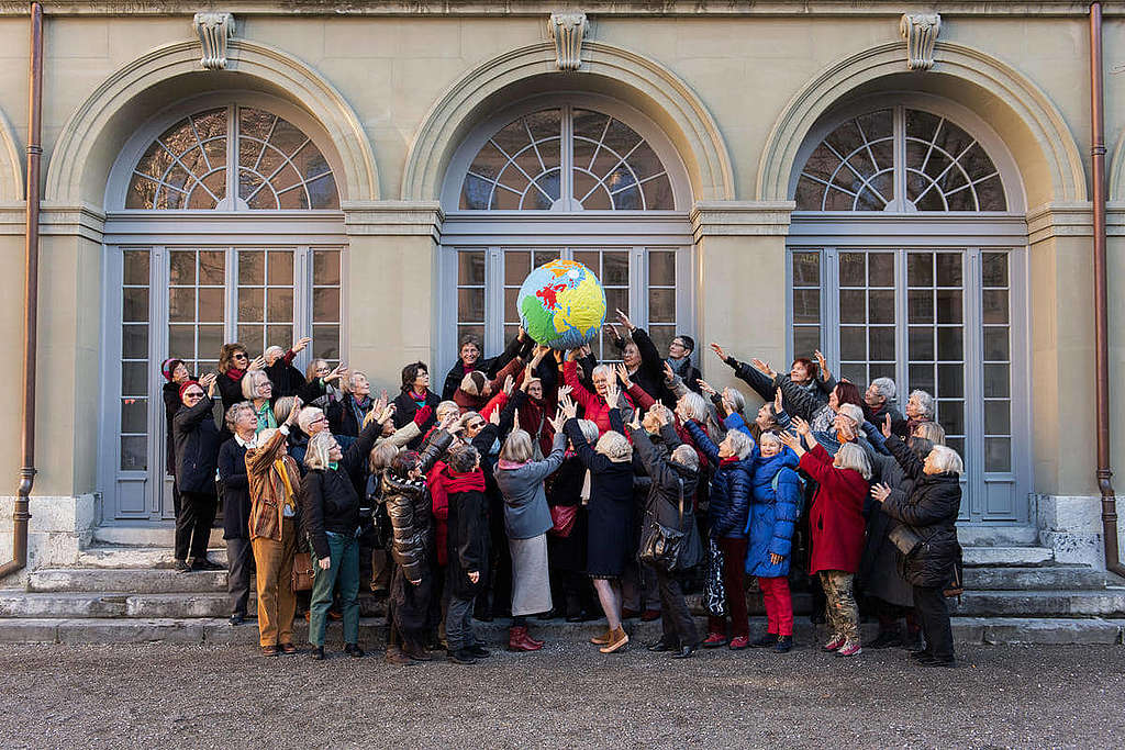 截至去年秋天，瑞士年長婦女氣候保護協會已累積超過 1,900 位 65歲或以上婦女會員，共同為氣候發聲。 © Greenpeace / Piero Good