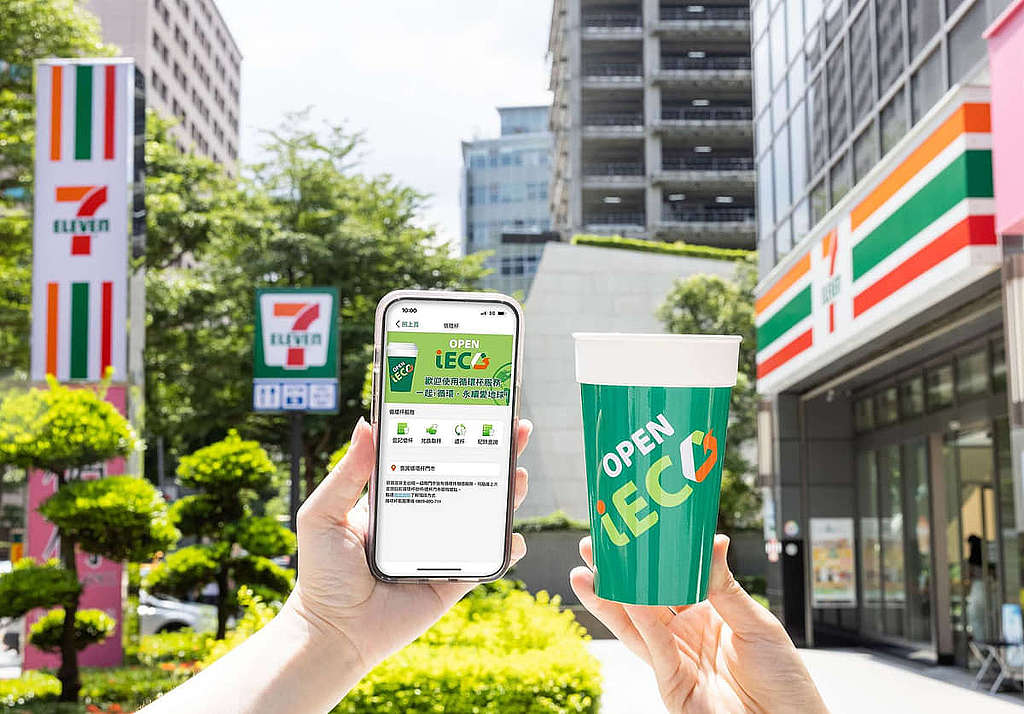 2022 年 7 月,統一超商宣佈計劃在年底前,於 500 間便利店門市及 50 間星巴克 ,提供循環杯服務。 © 7-11統一超商官網