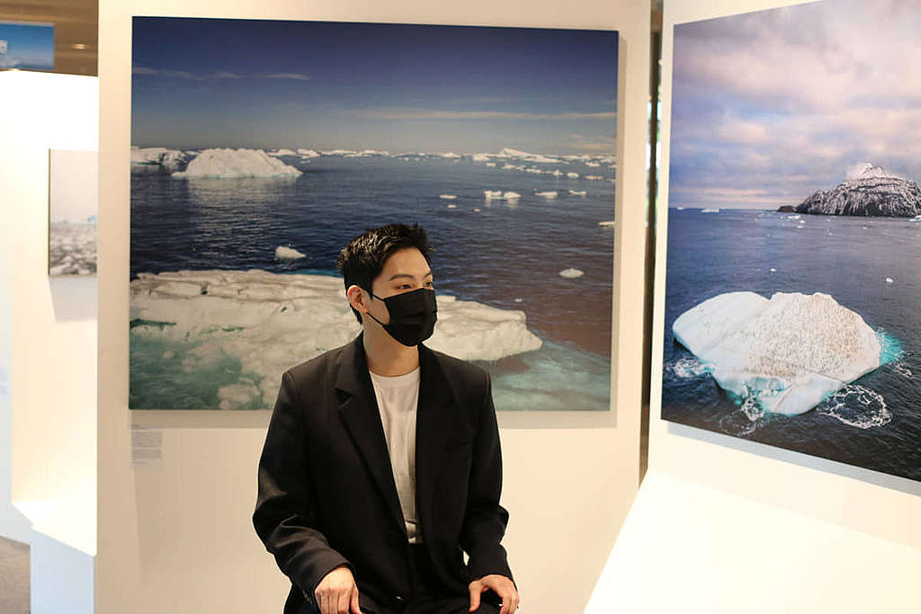 向來關注海洋環境的韓國男團 GOT7 隊長 JAY B ，到訪《 2022 綠色和平南極攝影展》。© Greenpeace