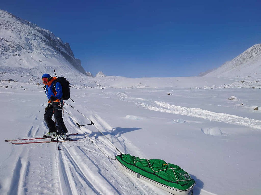 今年初我在班芬島需要獨力拖上 100 公斤的裝備，在冰川進行監測。 © Wilson Cheung
