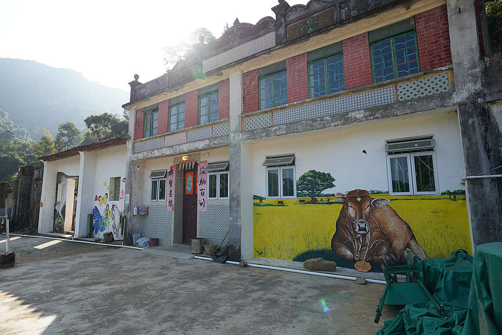藝術家葉曉文是梅子林村的駐村藝術家，為當地製作不少壁畫作品。 © ABCAT / Greenpeace