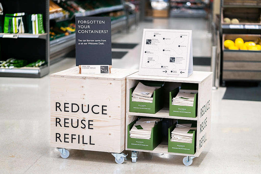 英國有超市設立借還服務站，方便忘記自備容器的顧客也能減塑。 © Isabelle Rose Povey / Greenpeace