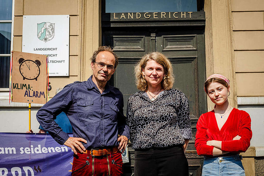 德國農民 Ulf Allhoff-Cramer（左）與氣候行動者 Clara Mayer （右）入稟法院，要求福士汽車承擔氣候責任，加速減排。 © Insa Hagemann / Greenpeace