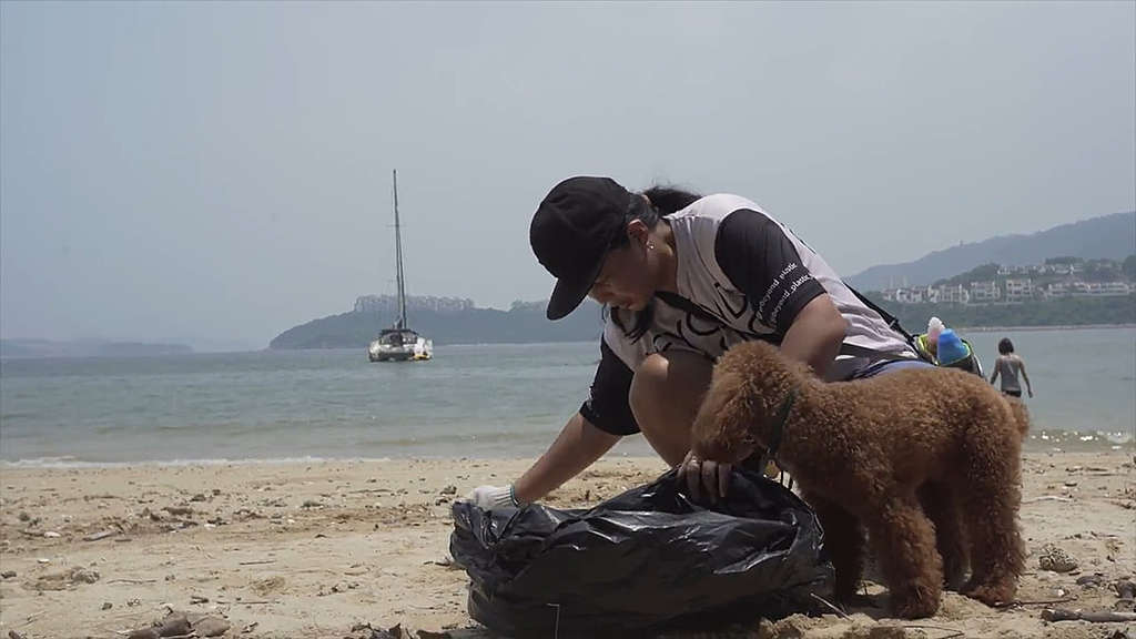 Angelina 帶同小狗 Churros 假日去淨灘，身水身汗卻也樂在其中。 © Greenpeace