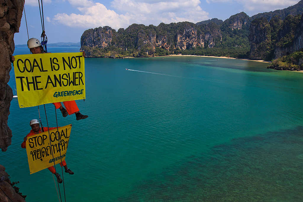 綠色和平泰國辦公室與當地組織多年來積極推動甲米（Krabi）地區淘汰燃煤，今年 7 月喜迎當局中止興建煤電廠；圖為 2013 年綠色和平行動者垂吊崖邊，展示「煤炭並非出路」橫額。 © Athit Perawongmetha / Greenpeace