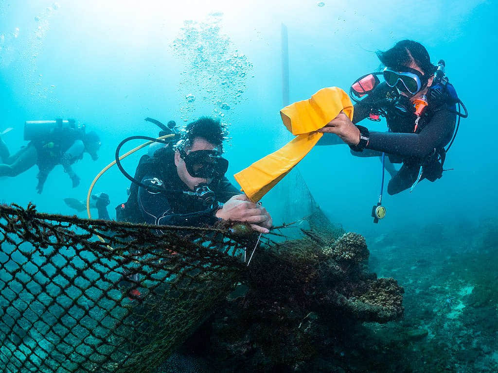 潛水義工除了清理水底廢棄漁網，亦使用浮力裝置將大型廢棄物浮至水面，以運載上岸。 © Greenpeace