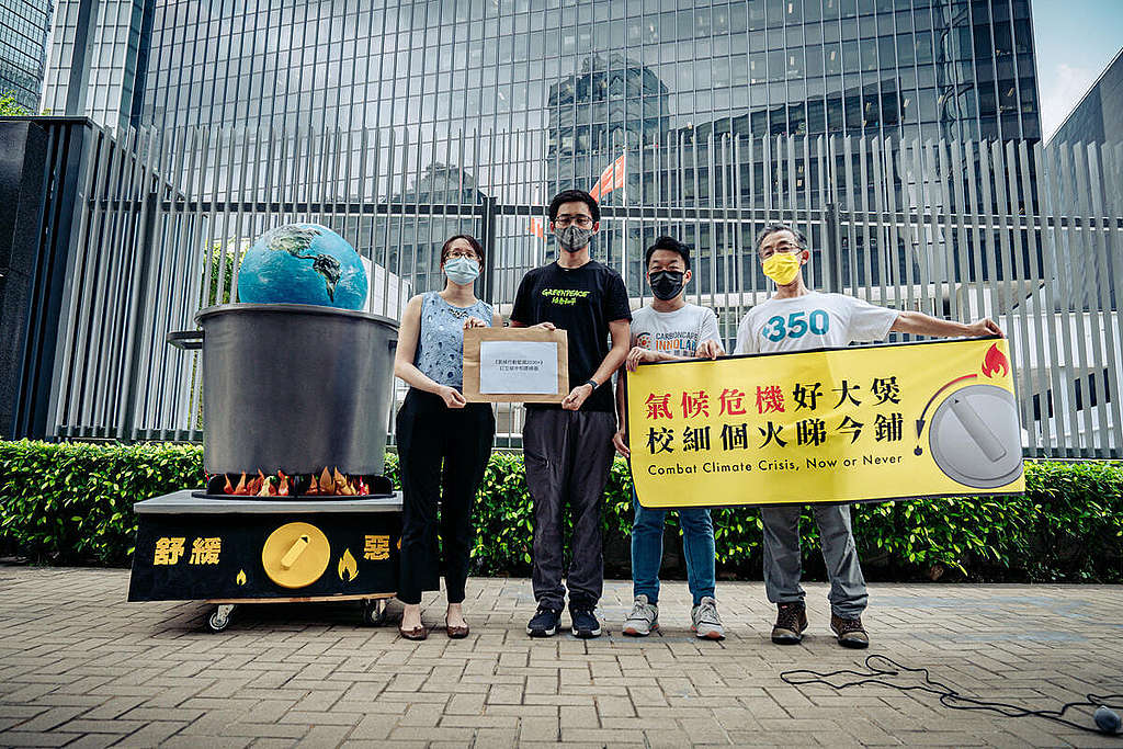 港府去年公佈《香港氣候行動藍圖 2050 》,以 2050 年達到碳中和為目標;綠色和平等環保團體促請當局加強減碳措施,追上國際步伐。 © Greenpeace / Yan Tang