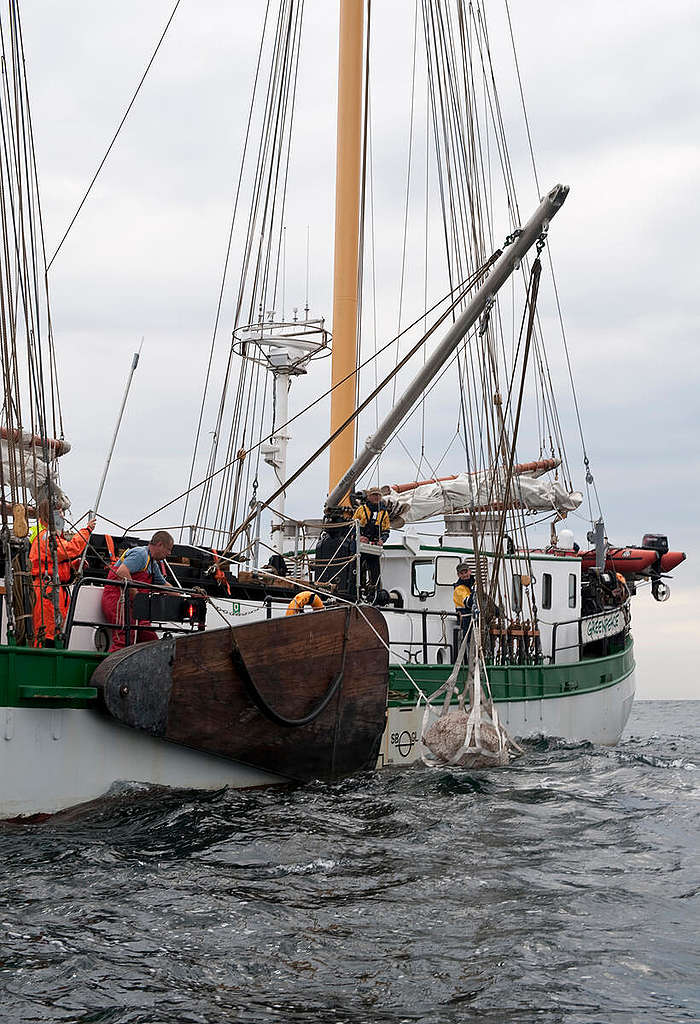 2009 年綠色和平北歐辦公室守護海洋團隊駕駛船艦 Beluga II，開赴瑞典 Kattegatt 海域並在Fladen 和 Lilla Middelgrund 兩個海洋保護區作出砸巨石行動。 © Christian Åslund / Greenpeace