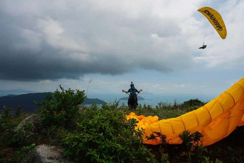 Chris Ng 為 2020 年綠色和平的守護大嶼滑翔傘行動作天氣分析，行動之前雖然遇到陰霾的天氣，最後終於順利完成，而且為項目高度提升大眾關注，令他印象難忘。 © Vincent Chan / Greenpeace