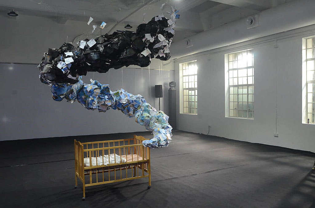綠色和平與馬來西亞藝術家合力創作「夢想藍天」(To Dream of Blue Skies)裝置藝術,象徵當地民眾希望守護下一代擁有呼吸清新空氣的權利。 © Kelvin Oon / Greenpeace