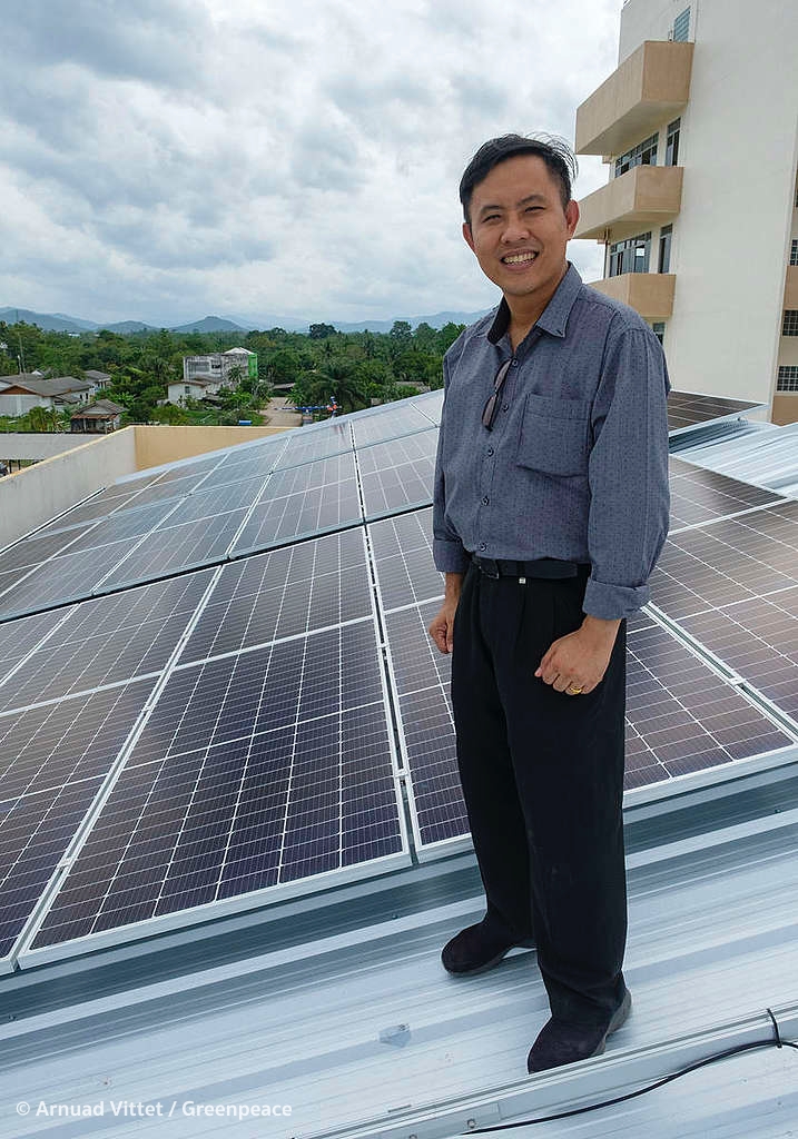 受惠醫院院長 Saksit 醫生指，安裝太陽能板的計劃能「創造就業機會，為區內的人帶來能量。」© Greenpeace