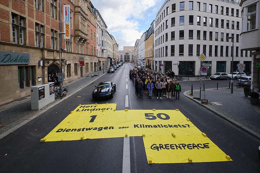 1 架公司車等於 50 張氣候車票──綠色和平德國辦公室行動者向聯邦財政部長 Christian Lindner 倡議，力爭重推優惠車票。© Verena Brüning / Greenpeace