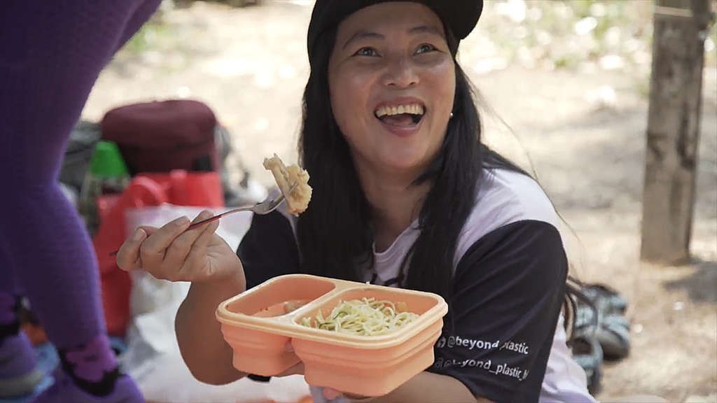 Angelina 帶同重用餐具、飯盒享用午餐，並與淨灘夥伴分享美食。 © Greenpeace