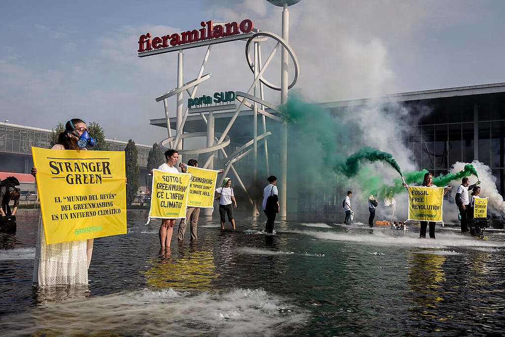 綠色和平行動者將 Gastech 會場塑造成「氣候地獄」，指控石油及天然氣企業利用漂綠公關技倆，持續加劇氣候危機。© Greenpeace / Francesco Alesi