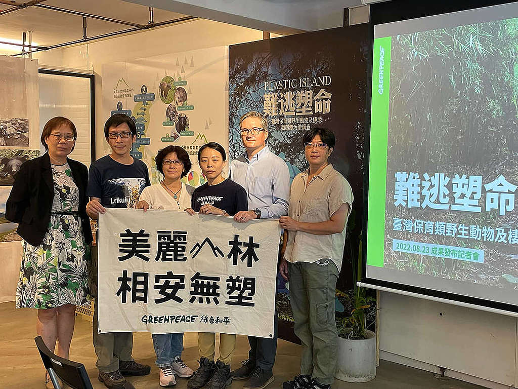 2022 年 8 月 23 日,綠色和平減塑項目主任唐安(右三)聯同合作夥伴發佈研究結果,獲得媒體廣泛報導及正面迴響。 © Greenpeace