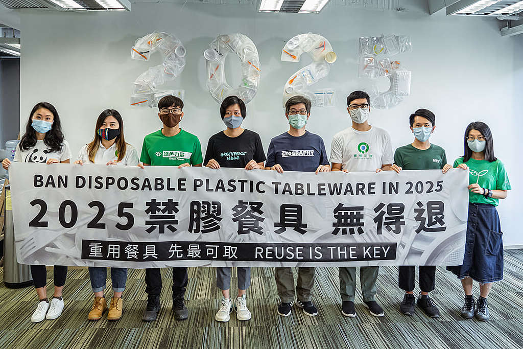 去年管制即棄膠餐具公眾諮詢期間，綠色和平等環保團體提出「2025年禁膠餐具 無得退」訴求，並獲超過 5,300 位市民響應表達意見。 © Greenpeace / Chilam Wong